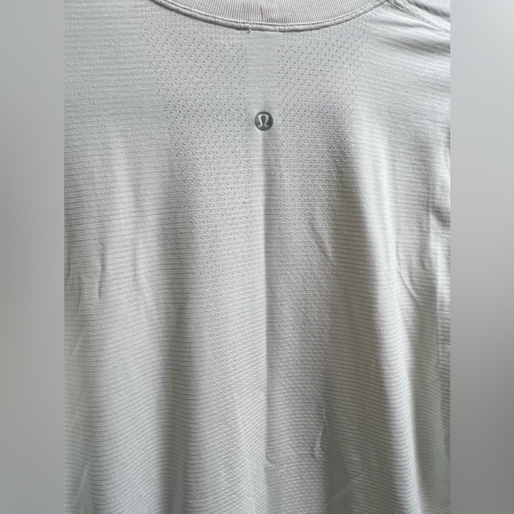 Lululemon Swiftly Breathe Short Sleeve Shirt Relaxed Fit Running Activewear Gym - Picture 10 of 10